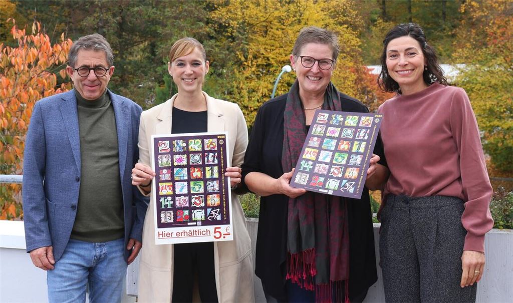 Blicken dem startenden Verkauf des Adventskalenders erwartungsfroh entgegen (v.li.): Hans-Ulrich Wetzel (Geschäftsführer Elser Gruppe), Cathrin Eireiner (Präsidentin Lions Club Mühlacker), Irmgard Muthsam-Polimeni (Vorsitzende Verein Mühlacker Tafel) und Christiane Sämann (Lions Club Mühlacker).Foto: Schüller