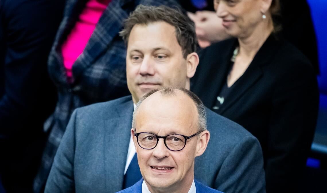 Blicken unterschiedlich auf das Wahlergebnis in Rheinland-Pfalz: Friedrich Merz (CDU) und Lars Klingbeil (SPD).