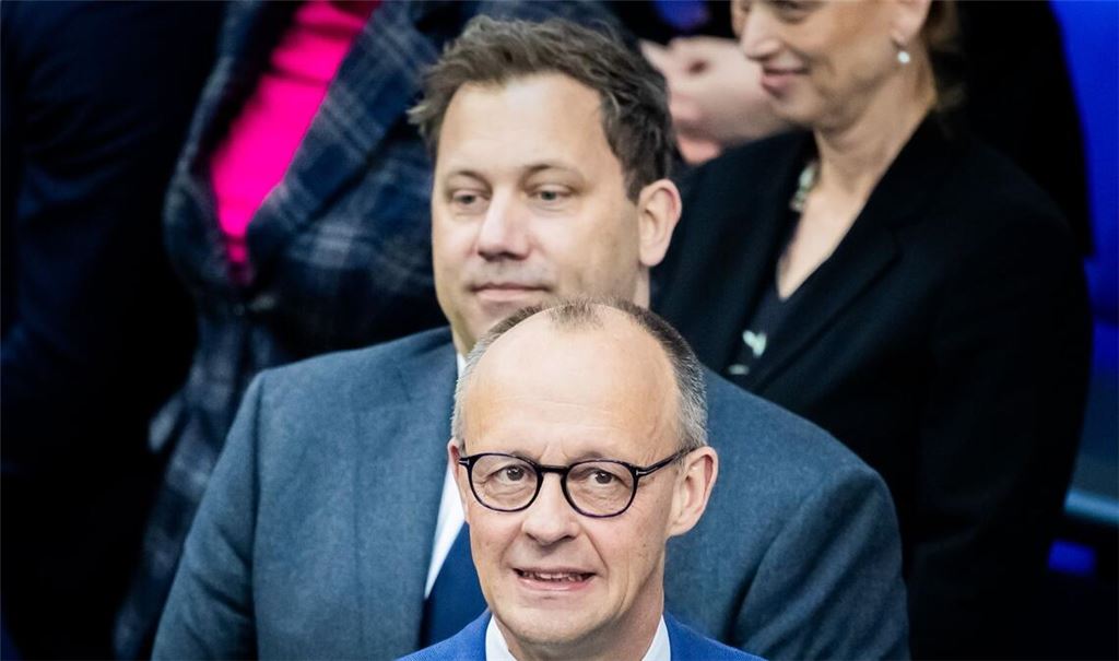 Blicken unterschiedlich auf das Wahlergebnis in Rheinland-Pfalz: Friedrich Merz (CDU) und Lars Klingbeil (SPD).