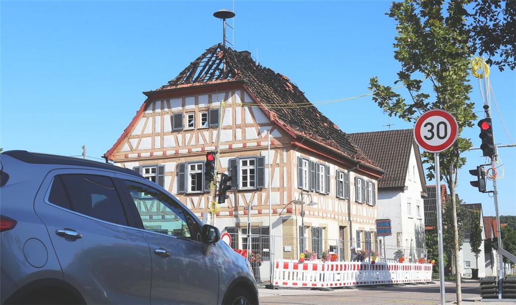 Blickfang: Das alte Rathaus mit seinem ausgebrannten Dachstuhl sticht nicht nur den Autofahrern, die an der Ampel stehen, ins Auge. Fotos: Schüller