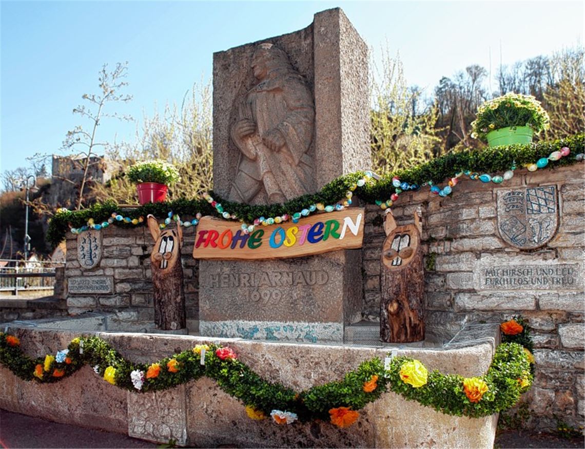 Blickfang an der Dürrmenzer Enzbrücke: der geschmückte Henri-Arnaud-Brunnen.Fotomoment