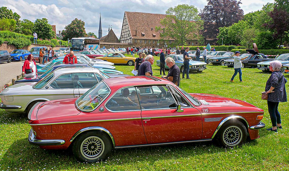 Blickfang für Autofans: 70 seltene Oldtimer der Marke BMW machen Station auf dem Gelände beim Kloster Maulbronn. Foto: Friedrich