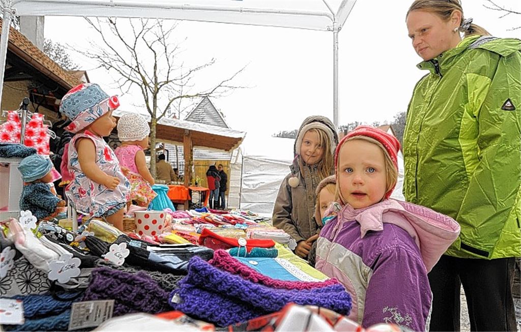 Blickfang für Kinder: der Stand mit Puppen und Puppenkleidung.
