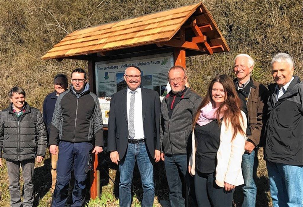 Freiwillige Helfer restaurieren Tafeln