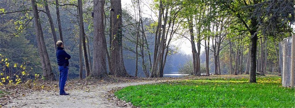 Blickrichtung 2015: Bürgermeister Winfried Abicht auf dem Abschnitt der Westerweiterung, wo die ersten Vorarbeiten angelaufen sind.