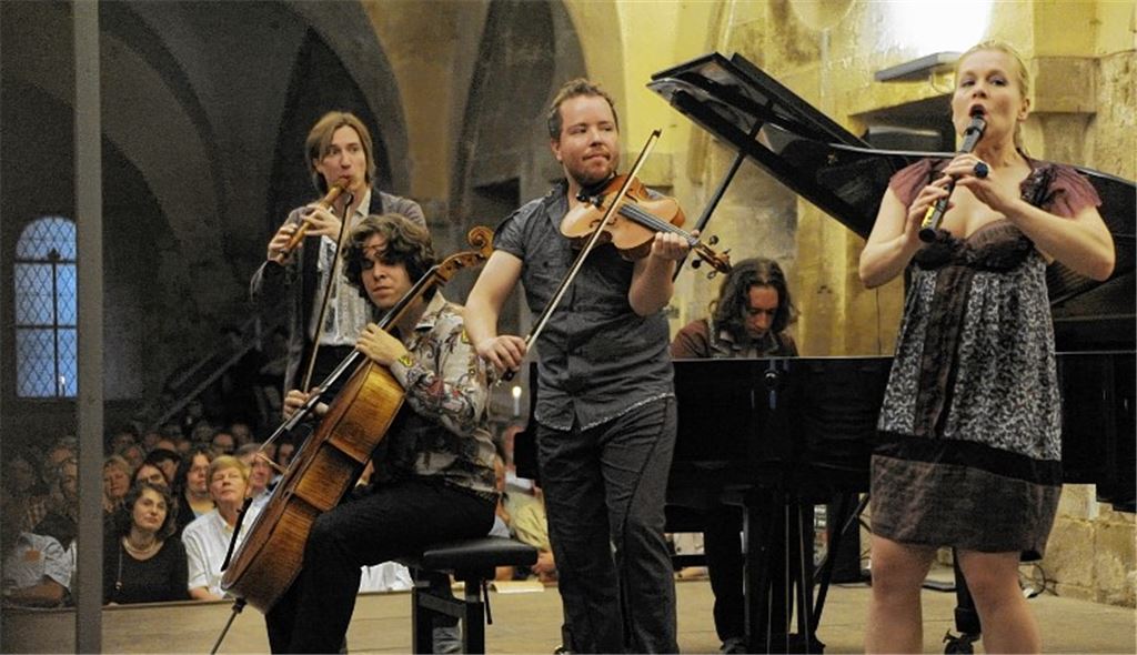 Blockflötenvirtuosin Andrea Ritter und ihre vier männlichen Kollegen kommen ganz ohne Notenblätter aus.