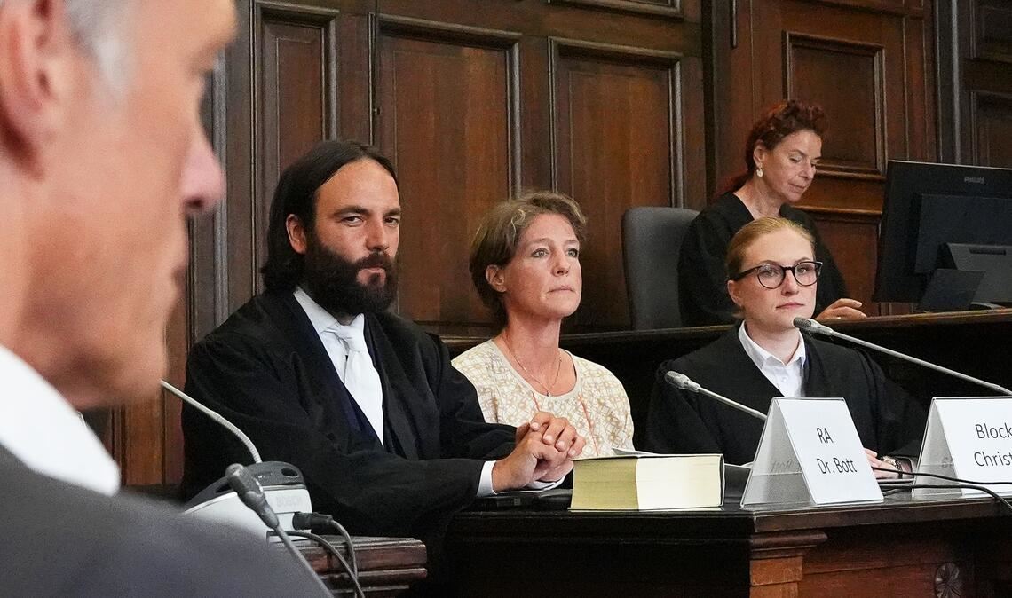 Blocks Lebensgefährte, Sportjournalist Gerhard Delling, ist wegen Beihilfe angeklagt.