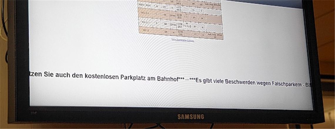 Bloß weg von der Eckenweiherstraße: In der Georg-Kerschensteiner-Schule verweist ein Monitor-Fließtext auf Parkmöglichkeiten am Bahnhof. 