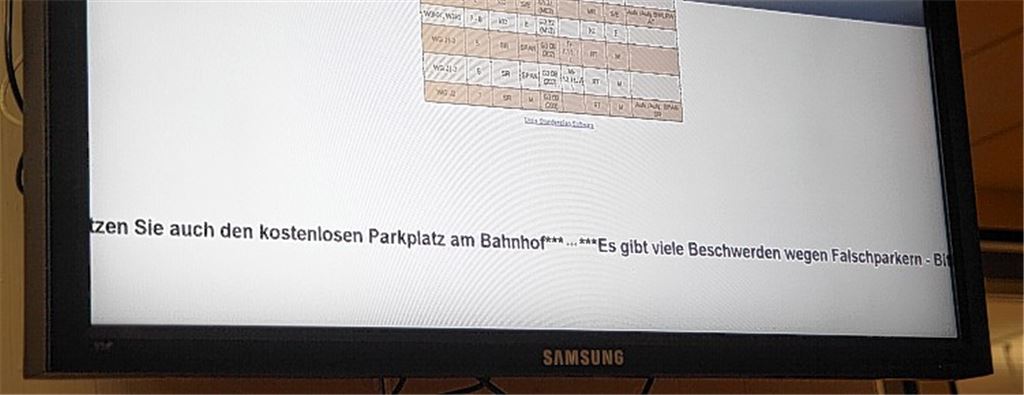 Bloß weg von der Eckenweiherstraße: In der Georg-Kerschensteiner-Schule verweist ein Monitor-Fließtext auf Parkmöglichkeiten am Bahnhof. 