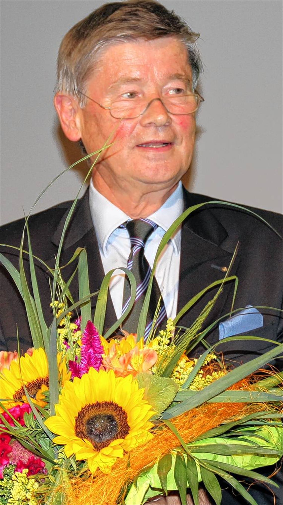 Blumen für Wolfgang Daum, der den Golfclub Pforzheim weiterhin führt. Foto: Roth
