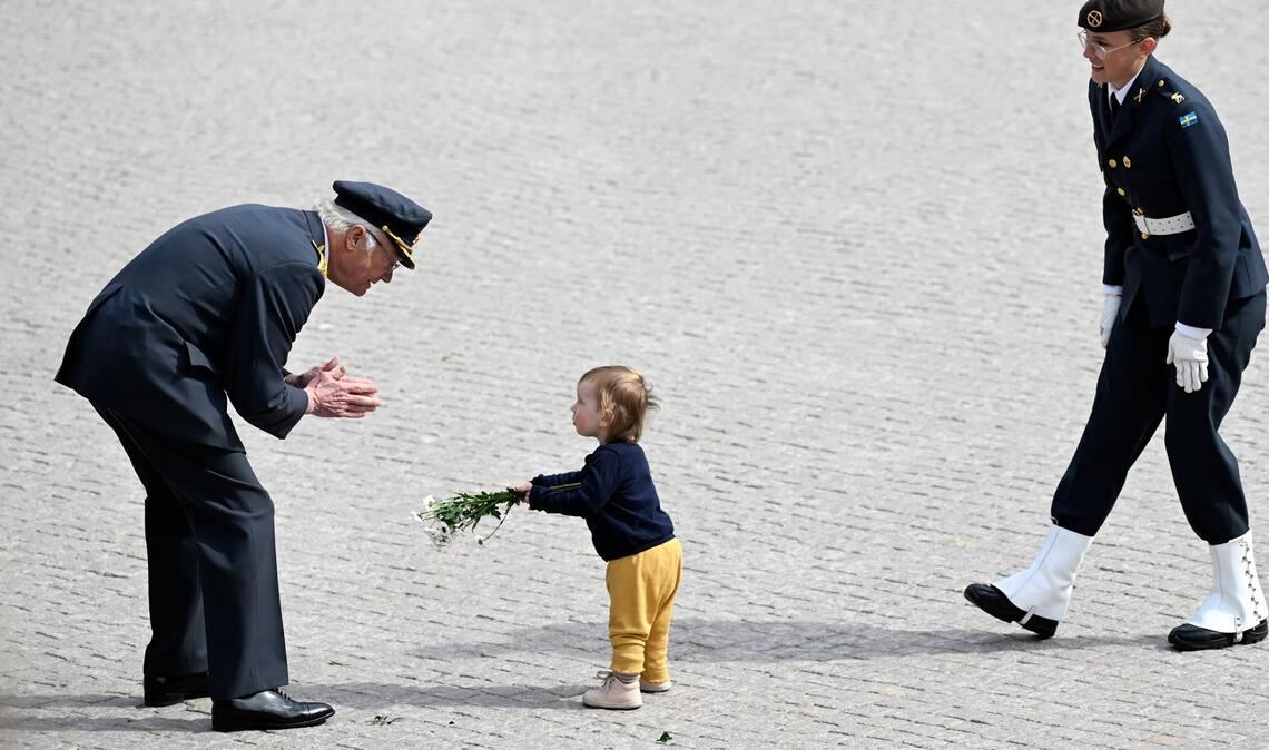 Blumen für den König: Ein kleines Kind gratuliert Carl Gustaf an seinem Ehrentag.