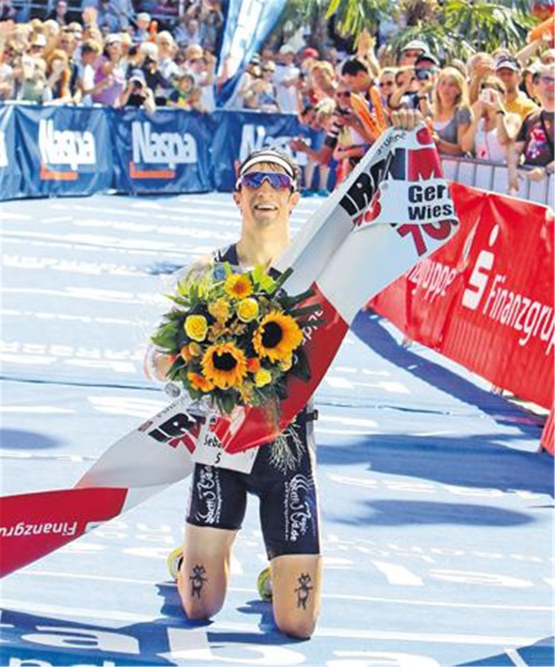 Blumen im Ziel, ein strahlendes Lachen und rundherum jubelnde Menschenmassen  so beendet Sebastian Kienle seine Rennen am liebsten.
Foto: Roskaritz