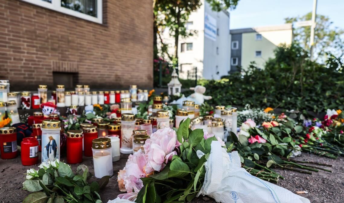 Blumen und Kerzen am Unfallort: In Dinslaken ist die Trauer nach dem Unfalltod zweier Kinder groß.