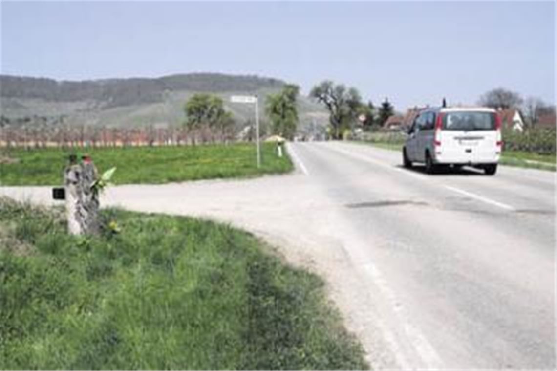 Blumen, und Kerzen an einem Baumstumpf: Gedenkstätte am Unfallort. Foto: Sadler