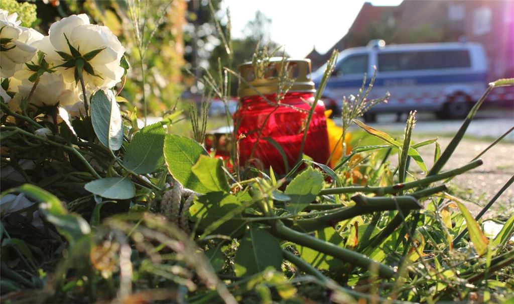 Blumen und Kerzen erinnern an die Opfer.