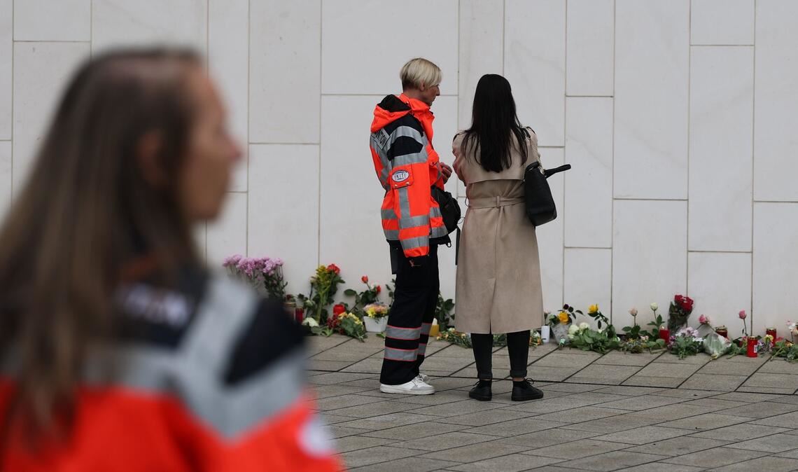 Blumen und Kerzen vor dem Paulinum erinnern an die Opfer der Amokfahrt.