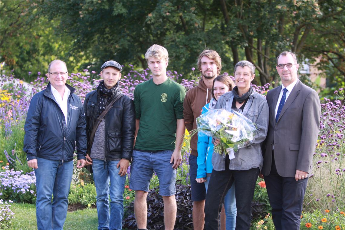 Blumen und einen Gutschein zum Mittagessen überreichen OB Frank Schneider (re.) und Bürgermeister Winfried Abicht (li.) an die 500 000. Besucherin Pia Präger (2. v. re) und ihr Team.  Foto: Deeg