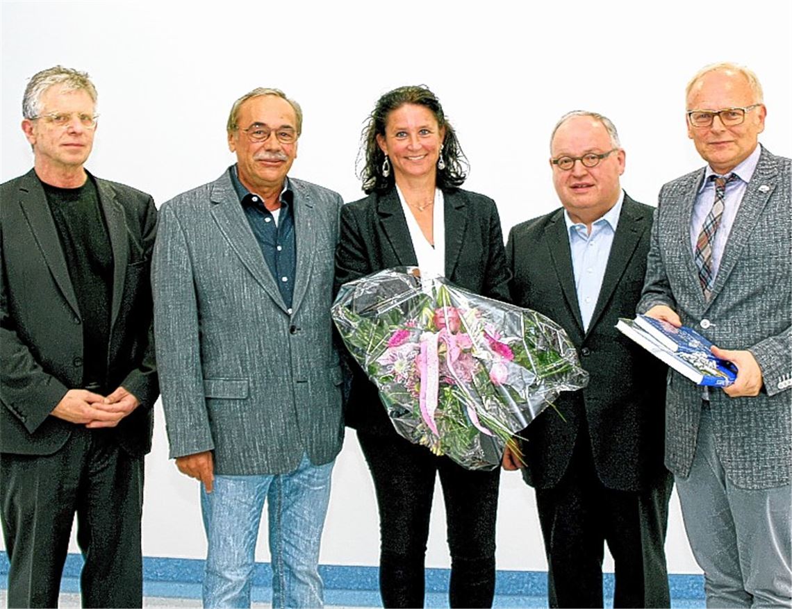Blumen und gute Wünsche zum Einstieg: Landrat und Aufsichtsratsvorsitzender Karl Röckinger, sein Vize Günter Bächle und Rolf Leo sowie Holding-Geschäftsführer Professor Jörg Martin (v. re.) begrüßen Klinikmanagerin Hänselmann im Haus in Mühlacker.