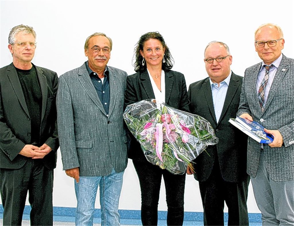 Blumen und gute Wünsche zum Einstieg: Landrat und Aufsichtsratsvorsitzender Karl Röckinger, sein Vize Günter Bächle und Rolf Leo sowie Holding-Geschäftsführer Professor Jörg Martin (v. re.) begrüßen Klinikmanagerin Hänselmann im Haus in Mühlacker.