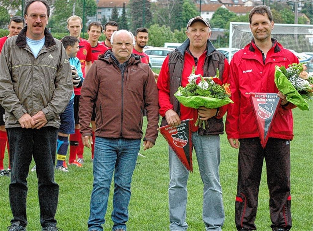 Blumen zum Abschied: Der Sportfreunde-Vorsitzende Hans-Jürgen Bürk und Ausschuss-Mitglied Jürgen Banz danken dem Trainergespann Harry Löffler und Achim Lehmann (v.li.). Foto: Nabrotzki
