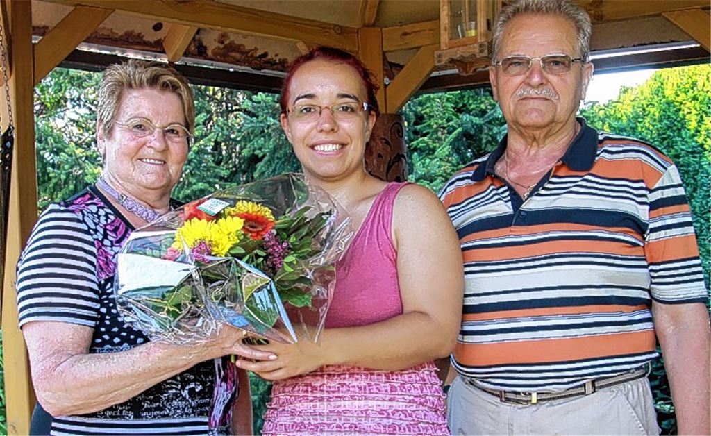 Blumengruß: Redakteurin Ramona Deeg mit Gudrun (li.) und Berthold Hörnle.