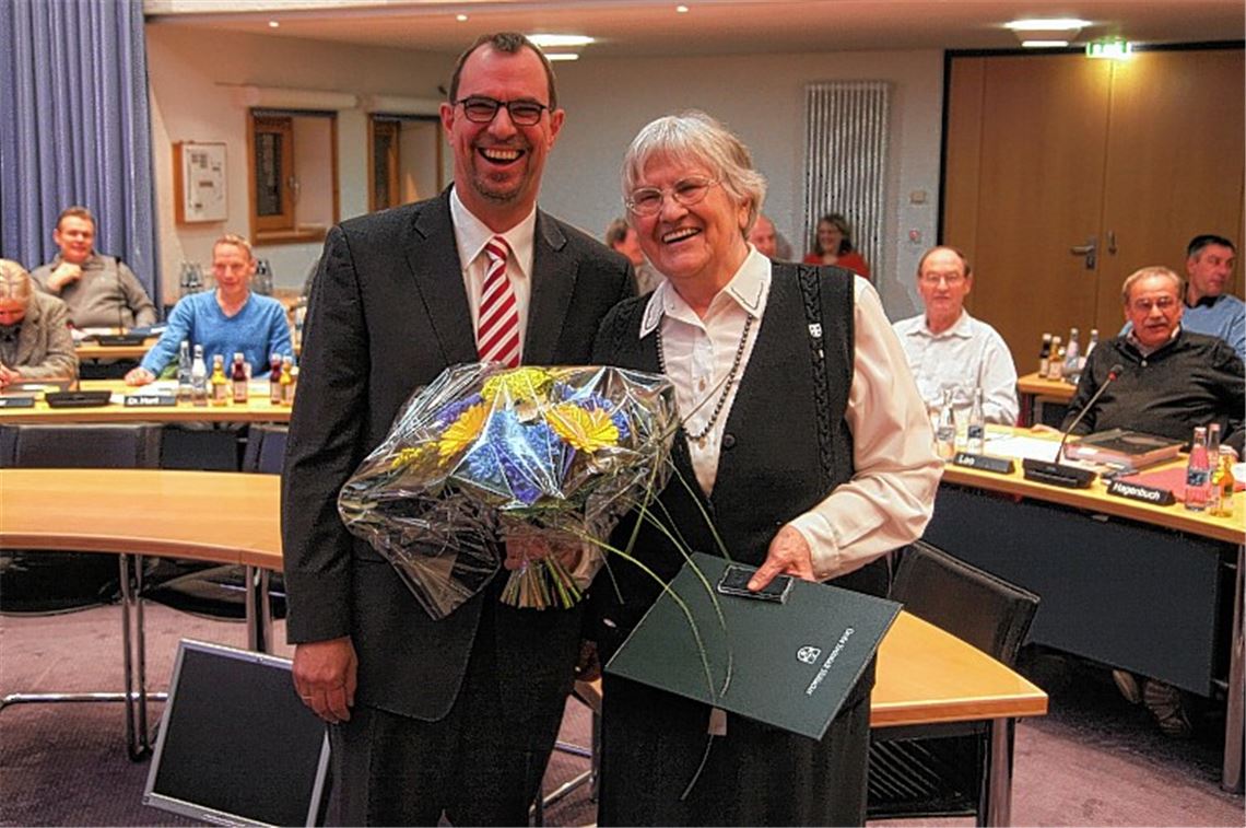 Blumenstrauß, Ehrennadel und Urkunde für Erika Gerlach: OB Frank Schneider zeichnet die 75-jährige Stadträtin, die bei der Kommunalwahl im Mai nicht mehr antritt, für „sagenhafte“ 40 Jahre ehrenamtliche Tätigkeit im Mühlacker Gemeinderat aus. 