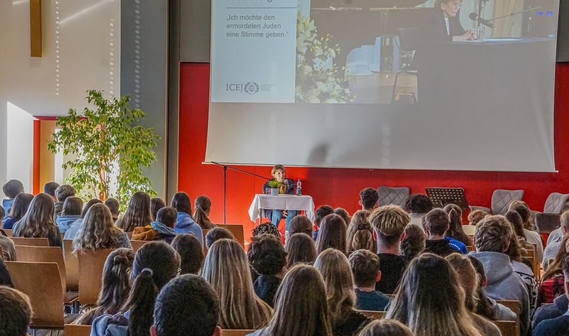 Blumhardt-Schülerinnen und -Schüler der Klassen 9 bis 13 erleben eine Geschichtsstunde der bewegenden Art. Foto: Bastian