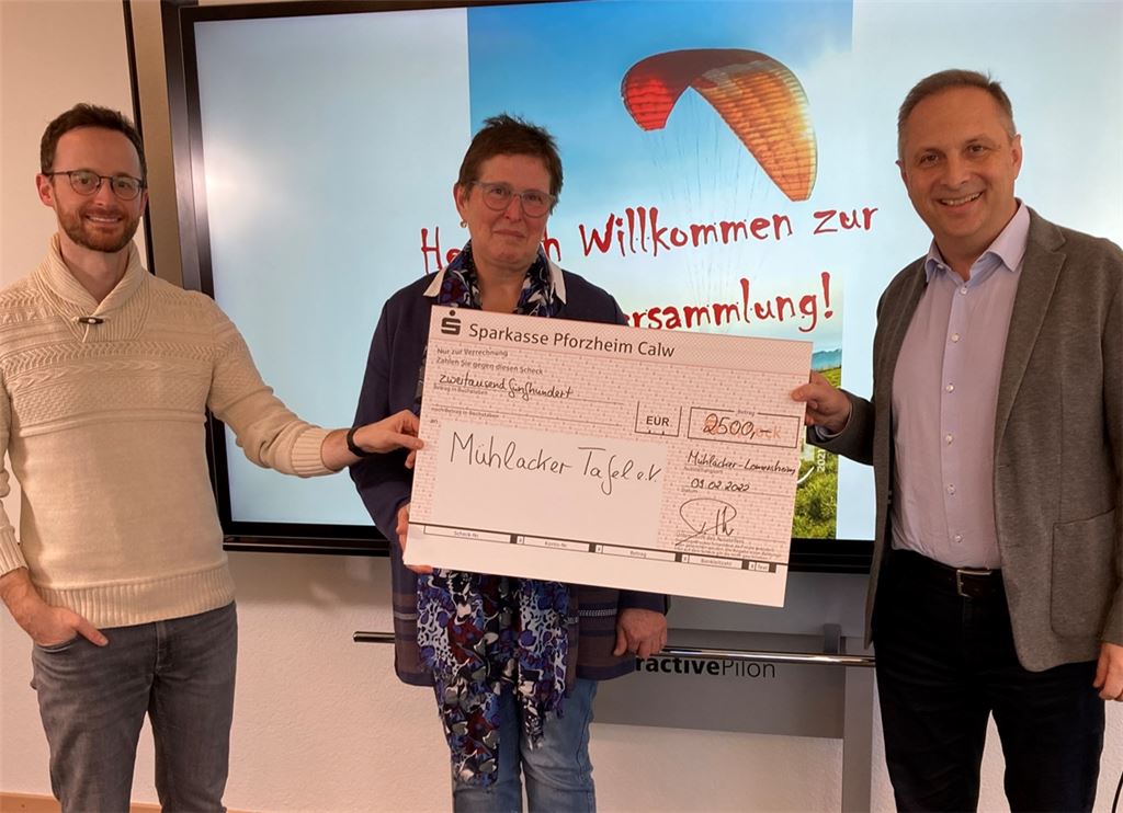Blumhardt-Schulleiter Reinhard Wurster (re.) und Schulseelsorger Valentin Damm überreichen an Irmgard Muthsam-Polimeni vom Mühlacker Tafelladenverein einen Spendenscheck über 2500 Euro. Foto: privat