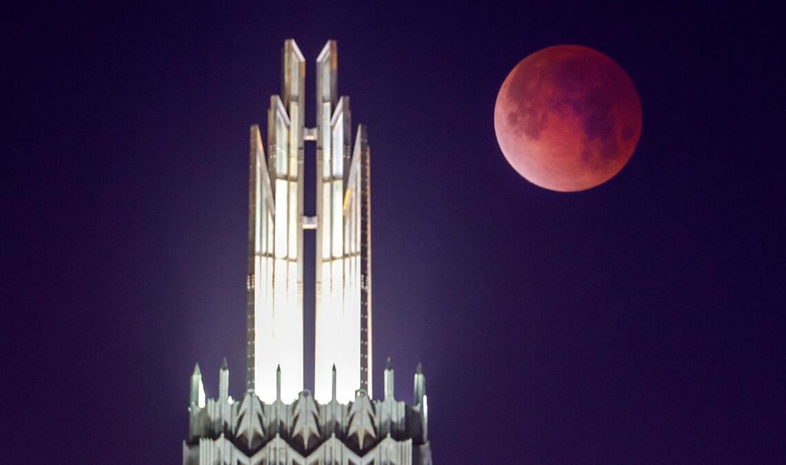Blutmond - USA: Der Mond geht hinter der Boston Avenue United Methodist Church während einer totalen Mondfinsternis unter.