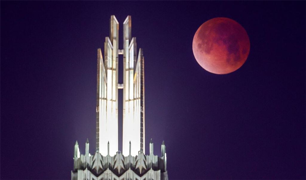 Blutmond - USA: Der Mond geht hinter der Boston Avenue United Methodist Church während einer totalen Mondfinsternis unter.