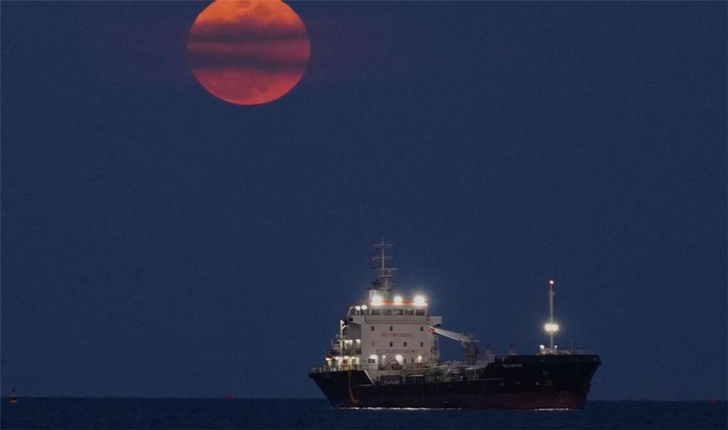 Blutmond und Handelsschiff vor Limassol (Zypern).