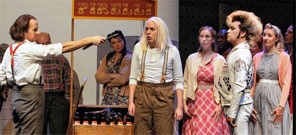 Blutrünstige Geschichte besucherfreundlich inszeniert: Das Grusical „Sweeney Todd“ feiert Premiere am Theater Pforzheim.