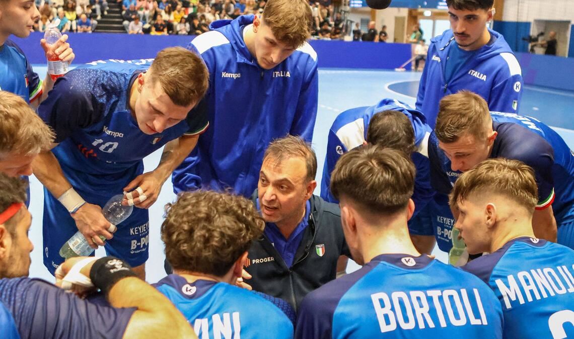 Bob Hanning als Trainer im Kreis der italienischen Nationalmannschaft.