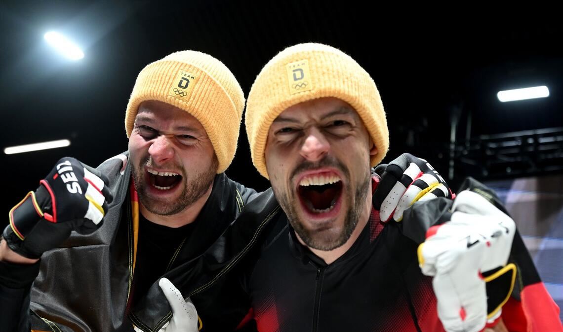 Bobpilot Johannes Lochner (li.) ist zusammen mit Anschieber Georg Fleischhauer erstmals Olympiasieger.
