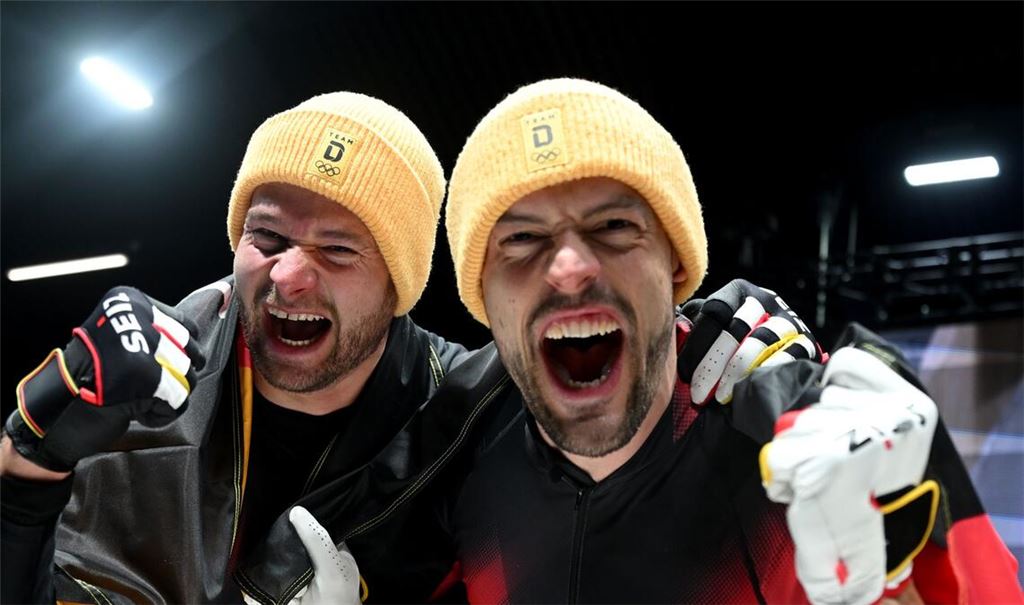 Bobpilot Johannes Lochner (li.) ist zusammen mit Anschieber Georg Fleischhauer erstmals Olympiasieger.