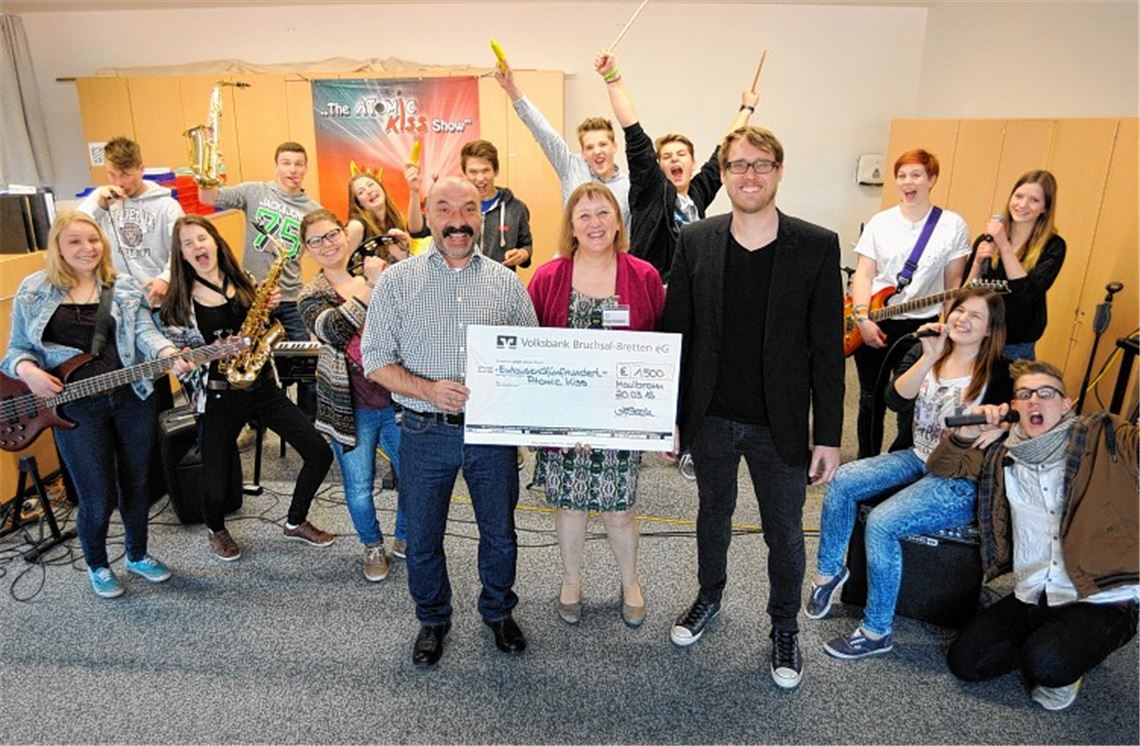 Bodo Common übergab für die Stiftung der Volksbank Bruchsal-Bretten die Schulband-Spende an Christine Stamler und Björn Fahnster (vorne von links).