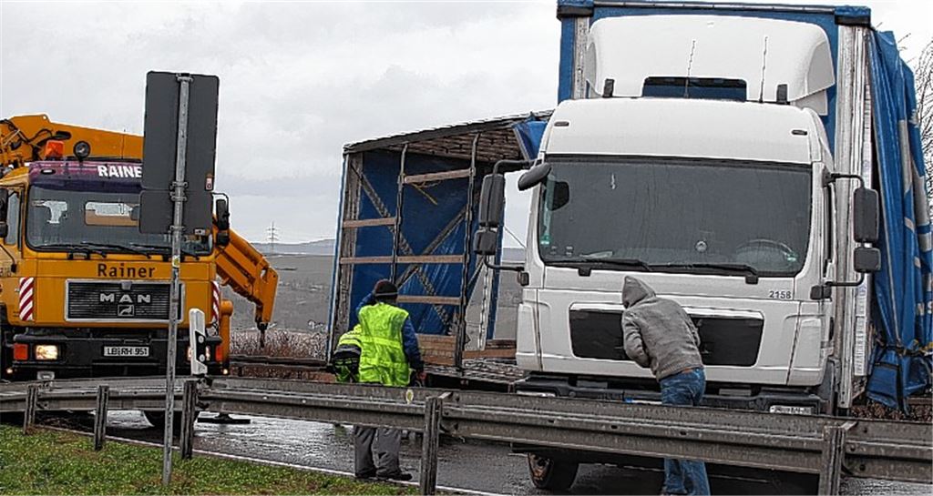 Böen haben den Anhänger eines Sattelzugs auf der Enzweihinger Steige umgekippt. Foto: Kühfuss
