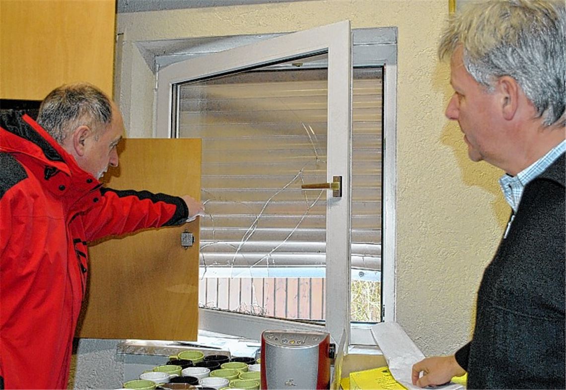 Böse Überraschung: Walter Franz (li.) und Thomas Knapp inspizieren den Schaden.