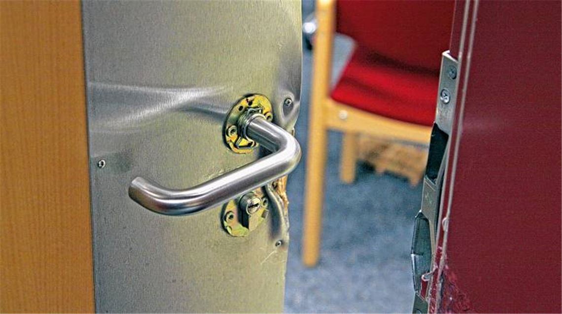 Böse Überraschung nach Weihnachten: Mit brachialer Gewalt haben Einbrecher die Türen zum Rektorat der Faustschule aufgestemmt.