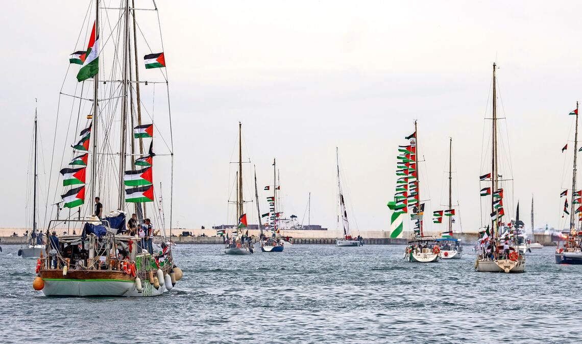 Boote mit Aktivisten und humanitärer Hilfe für die Palästinenser im Gazastreifen manövrieren im Hafen während einer symbolischen Verabschiedungszeremonie  (Archivfoto).