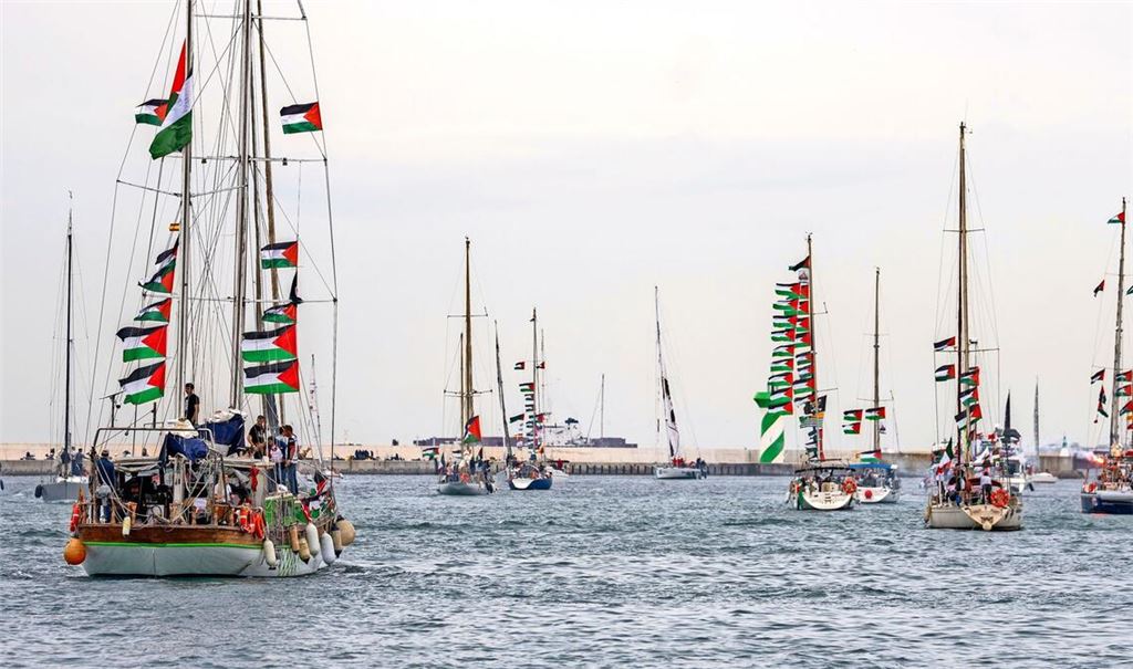 Boote mit Aktivisten und humanitärer Hilfe für die Palästinenser im Gazastreifen manövrieren im Hafen während einer symbolischen Verabschiedungszeremonie  (Archivfoto).