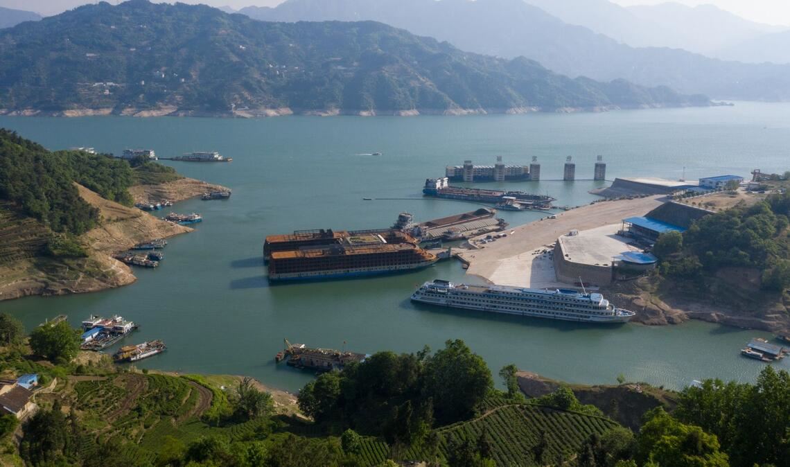 Boote und Schiffe liegen im Flussbecken von Zigui.