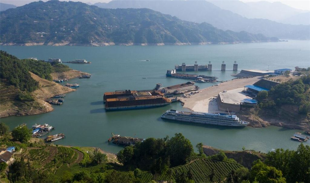 Boote und Schiffe liegen im Flussbecken von Zigui.