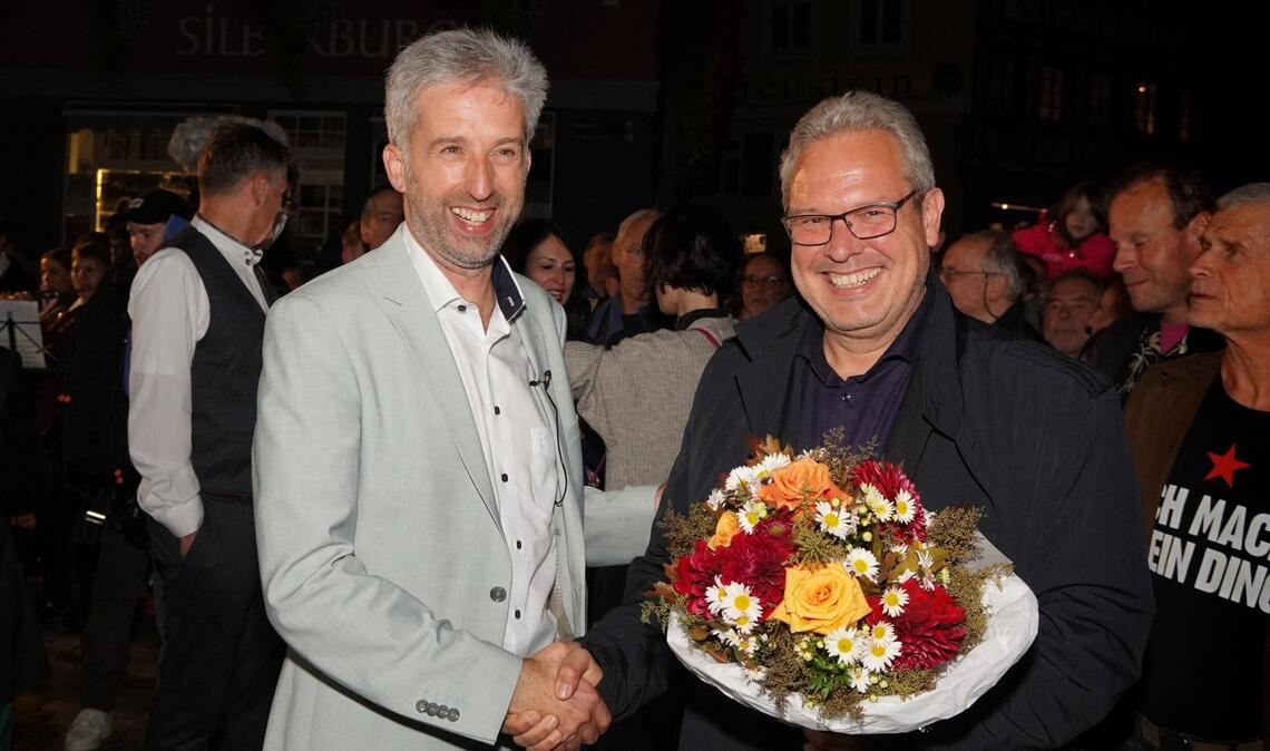 Boris Palmer (links) und sein Vertreter Cord Soehlke  im vergangenen Jahr bei Palmers Wiederwahl als Oberbürgermeister von Tübingen.