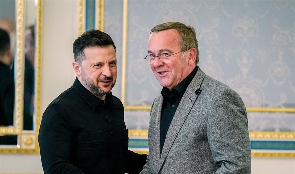 Boris Pistorius (r, SPD), Bundesminister der Verteidigung, wird von Wolodymyr Selenskyj, Präsident der Ukraine, empfangen.