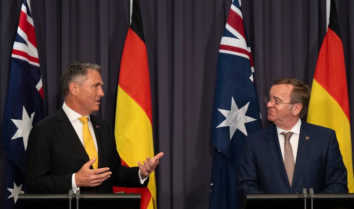 Boris Pistorius (r, SPD), Verteidigungsminister, und sein australischer Amtskollege Richard Marles geben eine gemeinsame Pressekonferenz.