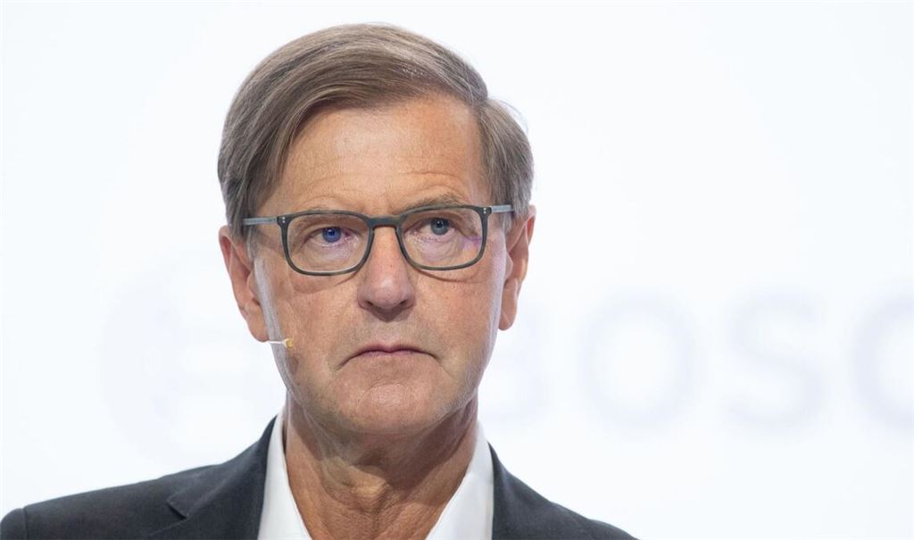 Bosch-Aufsichtsratschef Stefan Asenkerschbaumer verteidigt den Stellenabbau.
