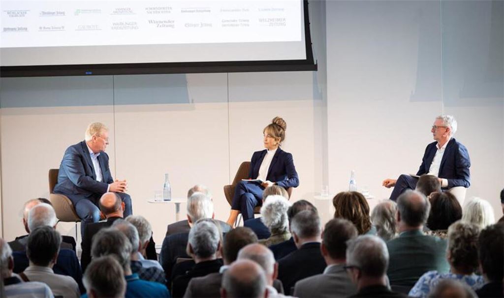 Bosch-Chef Stefan Hartung (links) stellte sich den Fragen von Anne Guhlich, stellvertretende Chefredakteurin der Stuttgarter Zeitung und Stuttgarter Nachrichten und Joachim Dorfs, Chefredakteur der beiden Zeitungen.