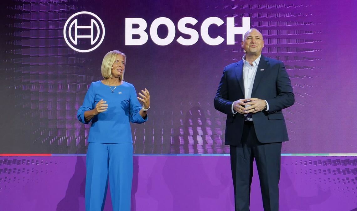 Bosch hat auf der Technikmesse CES ein KI-basiertes Fahrzeug-Cockpit vorgestellt.