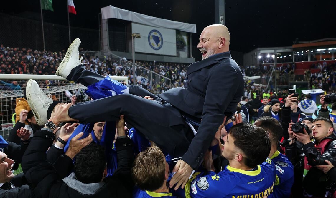 Bosniens Trainer Sergej Barbarez lässt sich nach dem Sieg feiern.